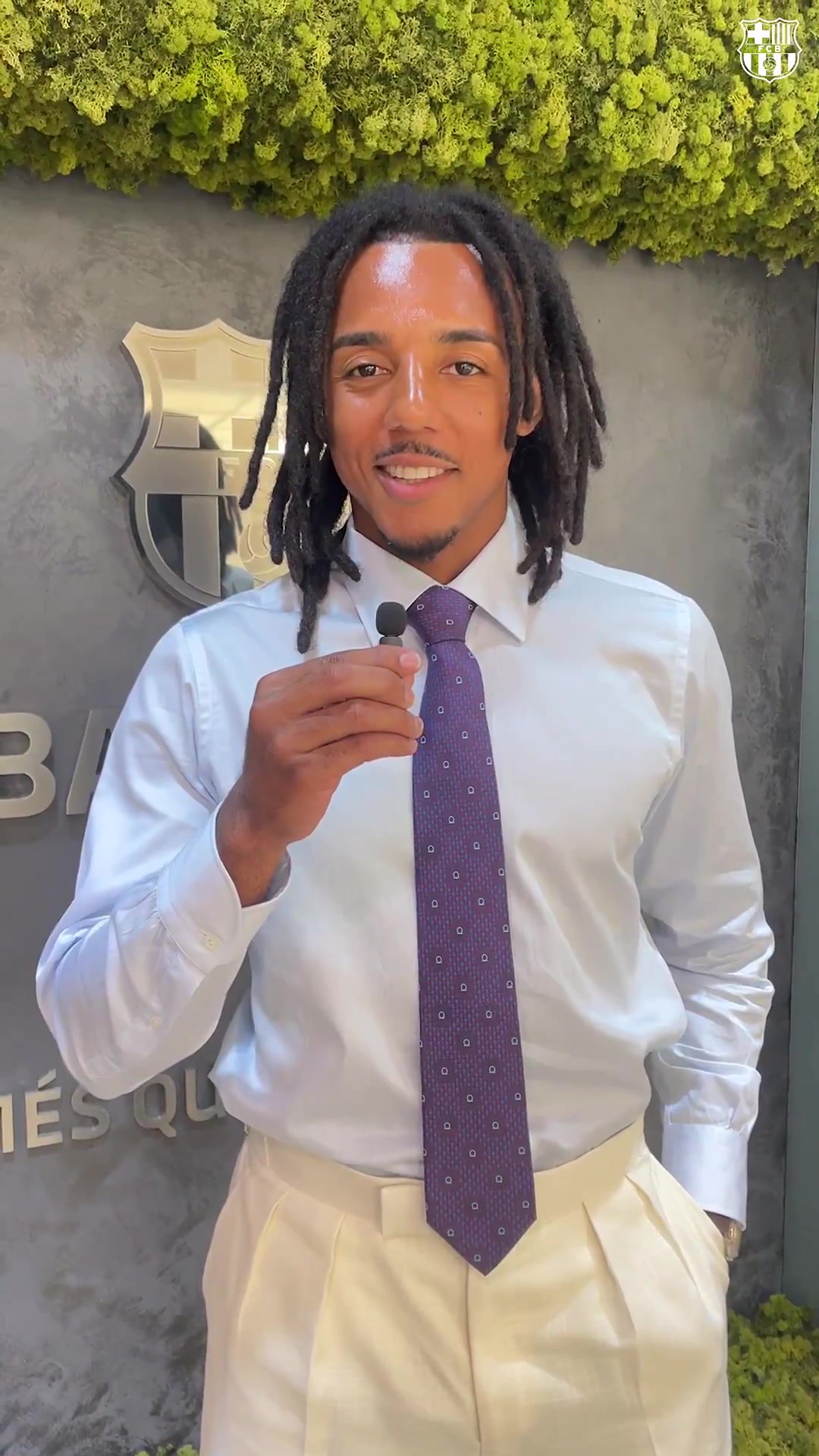 巴萨官宣孔德续约至2030年，社交媒体发布签约现场视频