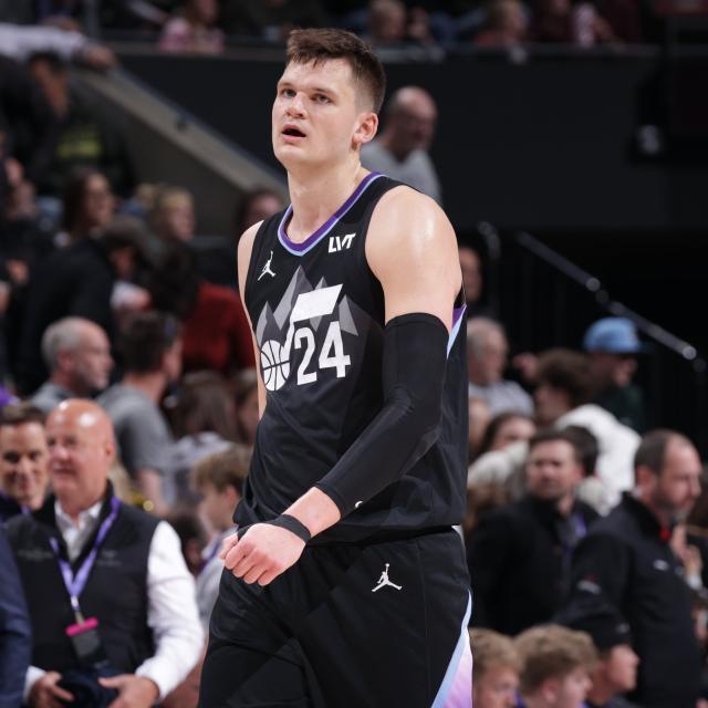 摆烂新高度！最铁之人稳坐首发 吃饼中锋狂扔三分